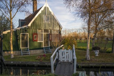 Geçen yol ve diğer yamalar bağlayan bir köprü ile bir sırılsıklam ile Hollanda eyaletinin kırsal tipik emek evi
