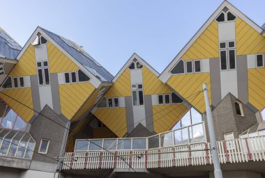 Rotterdam, Hollanda-23 Kasım, 2018: Rotterdam, Hollanda, sokak seviyesinden ünlü eğimli küp evler bakıyor