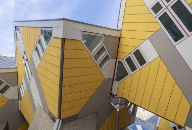 Rotterdam, Hollanda-23 Kasım, 2018: Rotterdam, Hollanda 'da ünlü eğimli küp evlerin görünümü