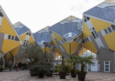 Rotterdam, Hollanda-23 Kasım, 2018: Rotterdam 'da ünlü eğimli küp evlerin görünümü, Hollanda iç meydandan görüldü