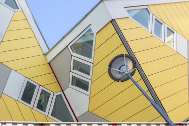 Rotterdam, Hollanda-23 Kasım, 2018: Rotterdam, Hollanda ünlü eğimli küp evlerin iki detay yan görünümü