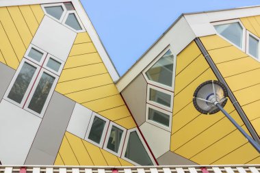 Rotterdam, Hollanda-23 Kasım, 2018: Rotterdam, Hollanda ünlü eğimli küp evlerin iki detay görünümü