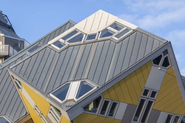 Rotterdam, Hollanda-23 Kasım, 2018: Rotterdam, Hollanda, çatı ve küp iki tarafı gösteren ünlü eğimli küp evlerin biri detay görünümü