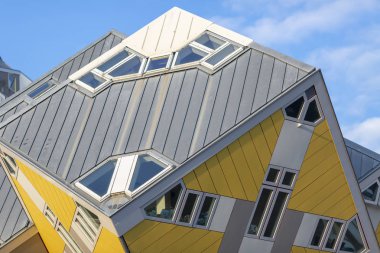 Rotterdam, Hollanda-23 Kasım, 2018: Rotterdam, Hollanda 'daki ünlü eğimli küp evlerinden birinin çatısı ve yan görünümü