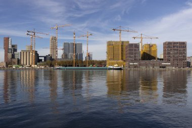 Hollanda'nın Rotterdam kentinde inşaat vinçlerinin yaşadığı nehir cephesindeki binaların yer verdiği şehir silueti