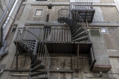 Eski bir sanayi binasıdışında çelik merdivenler dönen acil çıkış