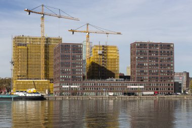 Rotterdam Hollanda kentinde vinçler tarafından içerisine bir nehir önü binalar ile şehir silueti