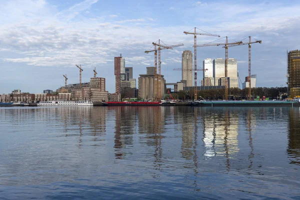 Stadtsilhouette Mit Gebäuden Einer Flusspromenade Der Holländischen Stadt Rotterdam — Stockfoto