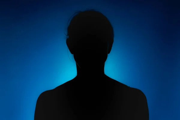 Tisztán Meghatározott Sziluettje Egy Személy Ellen Kék Háttér Reflektorfénybe Fényes — Stock Fotó