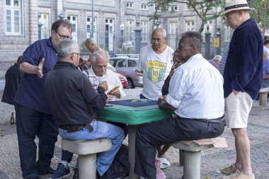 Rio de Janeiro, Brezilya - 28 Temmuz 2017: Yaşlılar yerel bir parkta toplanarak taş masalarda kart oyunları oynuyorlar. Yaşlı erkekler emeklilik zevk için bir meydanda sosyal toplama.