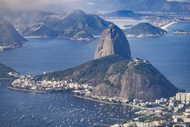 Botafogo plajı ve körfezin diğer tarafında Niteroi üzerinde dramatik bulutlar ön planda ve dramatik bulutlar rio de Janeiro's Sugarloaf dağ görünümü
