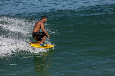 Rio de Janeiro, 28 Haziran 2017: Rio de Janeiro Copacabana kıyılarında çerçeve doldurma dalga ile yüzgeçleri ile ayakta bir dalga yarım sürme küçük bir bodyboard surfer