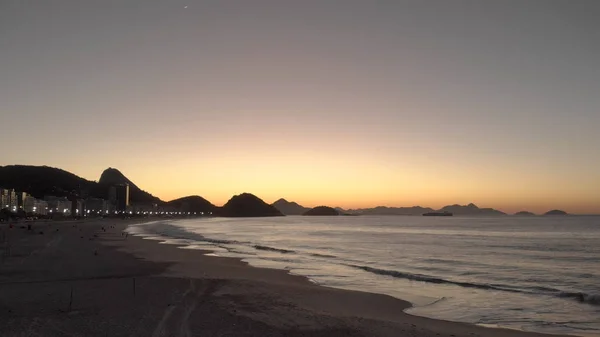 Vista Aérea Praia Copacabana Com Montanha Pão Açúcar Como Silhueta — Fotografia de Stock