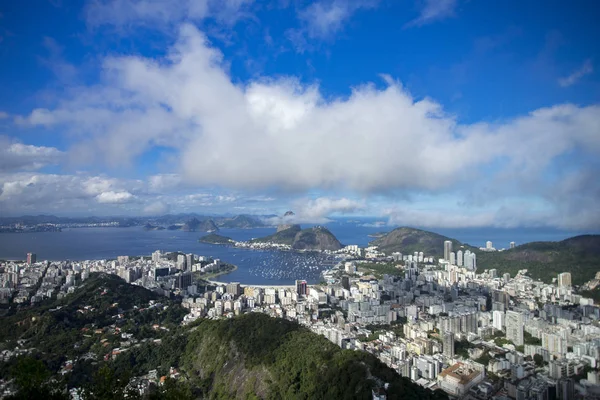 Panoramautsikt över Rio de Janeiros Sockertoppen berg med grannkom — Stockfoto