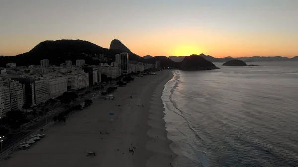 Aerial View Copacabana Beach Sugarloaf Mountain Silhouette First Light Dawn — Stok fotoğraf