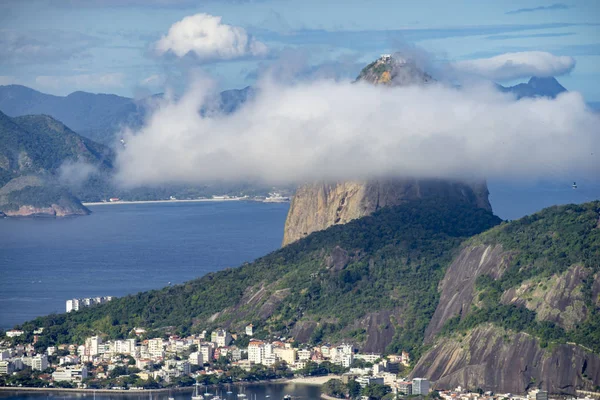 在前景中欣赏里约热内卢的 Sugarloaf 在前景中拥有休闲游艇港口 标志性岩石前有戏剧性的云彩 — 图库照片