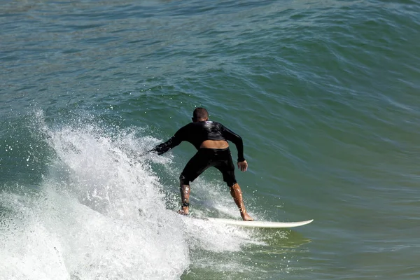 Surfista Una Pequeña Tabla Surf Cabalgando Tocando Una Ola Que —  Fotos de Stock