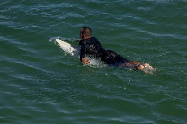 Río Janeiro Junio 2017 Acercamiento Surfista Acostado Una Pequeña Tabla —  Fotos de Stock