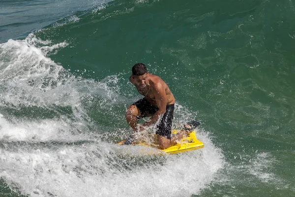 Río Janeiro Junio 2017 Surfista Una Pequeña Tabla Bodyboard Sobre —  Fotos de Stock