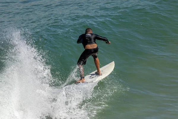 Surfista Una Pequeña Tabla Surf Montando Una Ola Que Acerca —  Fotos de Stock