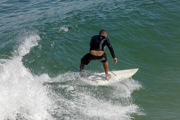 Surfista Una Pequeña Tabla Surf Montando Una Ola Que Acerca —  Fotos de Stock
