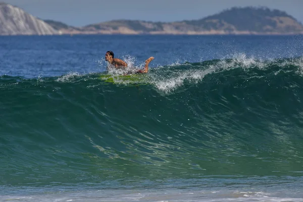 Rio Janeiro Juni 2017 Surfer Reitet Auf Einer Kleinen Röhrenwelle — Stockfoto