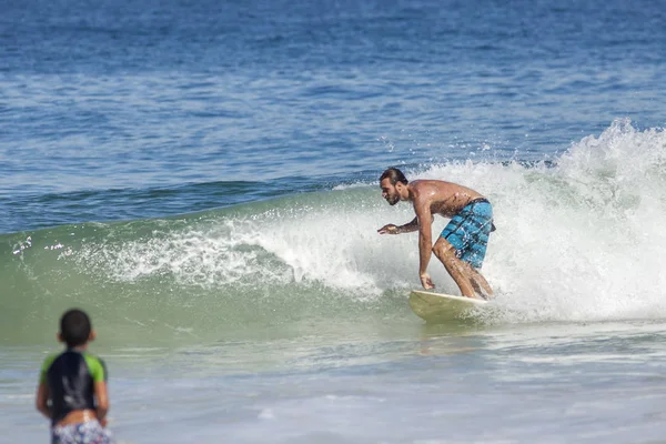 Rio Janeiro Juni 2017 Surfare Ridning Våg Halv Stående Med — Stockfoto