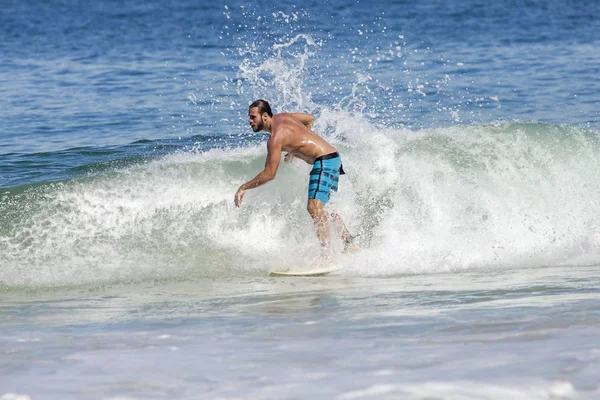 Río Janeiro Junio 2017 Surfista Montando Resto Una Ola Con —  Fotos de Stock