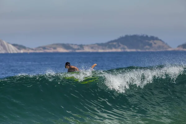 Rio Janeiro Junio 2017 Surfista Montando Una Pequeña Ola Tubo — Foto de Stock