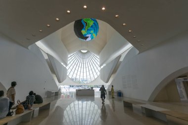 Rio de Janeiro, Brezilya - 10 Aralık 2015: Sürdürülebilir bir gelecek için bilim ve teknolojideki yeniliklere adanmış kendi kendini idame ettiren ve etkileşimli Yarının Müzesi'nin giriş salonu