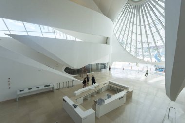 Rio de Janeiro, Brezilya - 2 Haziran 2016: Çağdaş öz-sürdürülebilir Museu do Amanh'ın iç giriş salonu, Yarının Müzesi, inovasyon ve dairesel ekonomiye adanmış