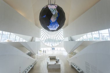 Rio de Janeiro, Brezilya - 10 Aralık 2015: Kendini sürdürülebilir interaktif Museu do Amanh, Yarının Müzesi, gelecek için sürdürülebilir yenilikler adanmış Iç giriş salonu