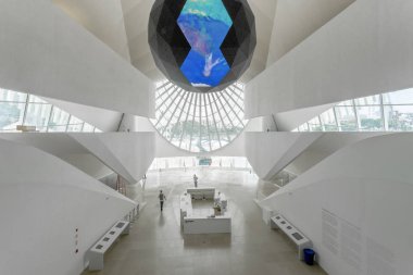 Rio de Janeiro, Brezilya - 10 Aralık 2015: Çağdaş öz sürdürülebilir Museu do Amanh' ın büyük iç merkezi koridoru, Yenilik ve dairesel ekonomiye adanmış Yarının Müzesi