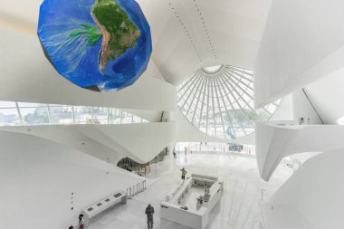 Rio de Janeiro, Brezilya - 10 Aralık 2015: İç kendini sürdürülebilir Museu do Amanh, Yarın Müzesi, ön planda tavandan asılı dünya ile giriş salonu
