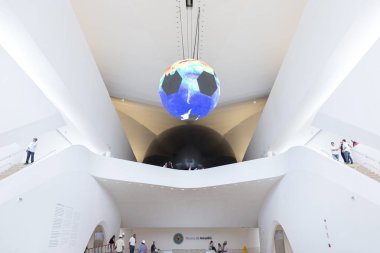 Rio de Janeiro, Brezilya - 10 Aralık 2015: Sürdürülebilir bir gelecek için bilim ve teknolojideki yeniliklere adanmış kendi kendini idame ettiren ve etkileşimli Yarının Müzesi'nin giriş salonu