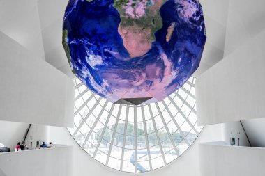 Rio de Janeiro, Brezilya - 10 Aralık 2015: Kendinden sürdürülebilir interaktif Museu iç giriş salonu amanha yapmak, Yarının Müzesi, tavandan asılı büyük bir küre ile
