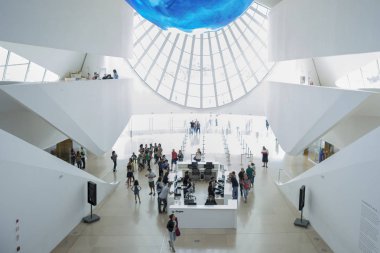Rio de Janeiro, Brezilya - 2 Haziran 2016: Çağdaş öz sürdürülebilir interaktif Museu do Amanh,Yarının Müzesi, yenilik ve dairesel ekonomiadanmış Iç giriş salonu