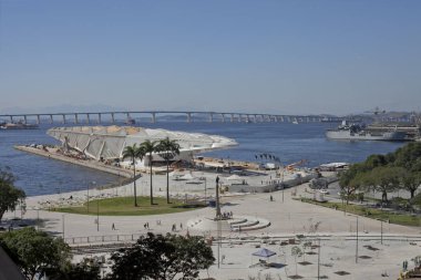 Rio de Janeiro, Brezilya - 11 Ağustos 2015: Maua meydanında kendini idame ettiren interaktif Yarının Müzesi inşaatı altında yüksek bir noktadan görüldü