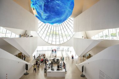 Rio de Janeiro, Brezilya - 2 Haziran 2016: Çağdaş öz-sürdürülebilir Museu do Amanha'nın iç giriş salonu, Yarının Müzesi, inovasyon ve dairesel ekonomiye adanmış