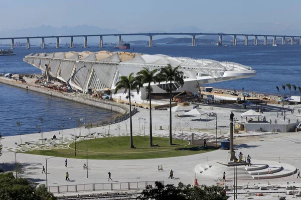リオデジャネイロ ブラジル 2015 高い見晴らしの良いポイントから見た建設中の自立インタラクティブな明日の博物館とマウア広場 — ストック写真