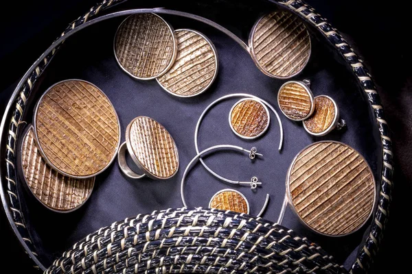 奇克珠宝盒由回收材料制成 盖子打开 可发现一系列耳环 项链和戒指 如一套深蓝色底部 — 图库照片