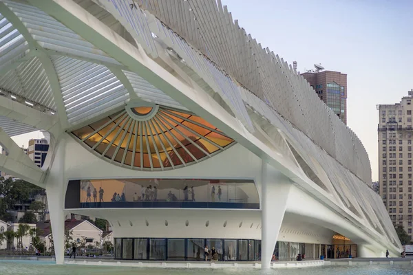 リオデジャネイロ ブラジル 2016 建物の規模を示す 上の訪問者と明日の博物館の詳細 — ストック写真