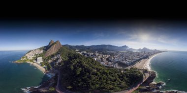 Two Brothers dağ ve Leblon plaj ve mahalle ve rio de Janeiro daha geniş şehir manzarası 3d çevre haritalama ve 360vr kullanıma hazır 360 derece hava panorama.