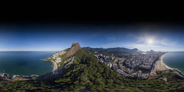 Two Brothers dağ ve Leblon plaj ve mahalle ve rio de Janeiro daha geniş şehir manzarası 3d çevre haritalama ve 360vr kullanıma hazır 360 derece hava panorama.