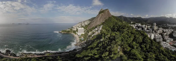 Aerial Panorama Rio Janeiro Två Bröder Bergstoppar Och Favela Branta — Stockfoto