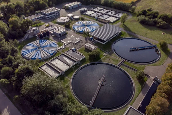 Hollanda'da İçecek suyu temizleme tesisi yüksek bir noktadan görüldü