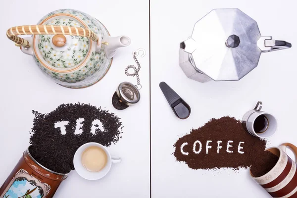 Sol bir çaydanlık ve çay, sağ bir moka pot ve kahve ile bölünmüş çerçeve. Stüdyo çay parçacıkları ve kahve tahıl 'kahve' yazılı kelimeler 'çay' ile vurdu.