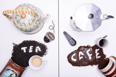 Sol bir çaydanlık ve çay, sağ bir moka pot ve kahve ile bölünmüş çerçeve. Stüdyo şeker ve kahve tahıl karışımı çay yaprakları ve 'kafe' yazılı kelimelerle 'çay' ile vurdu.