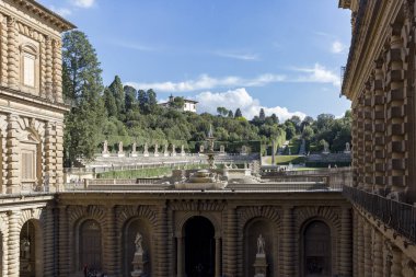 Floransa'da Boboli bahçeleri Pitti sarayının içinden görüldü