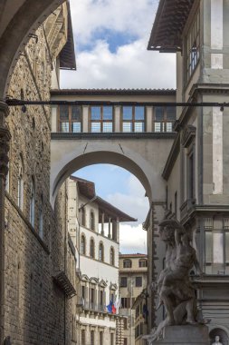 Doğal şehri süsleyen bir kemer ve heykel ile Floransa sokaklarında Ortaçağ ve Rönesans mimarisi